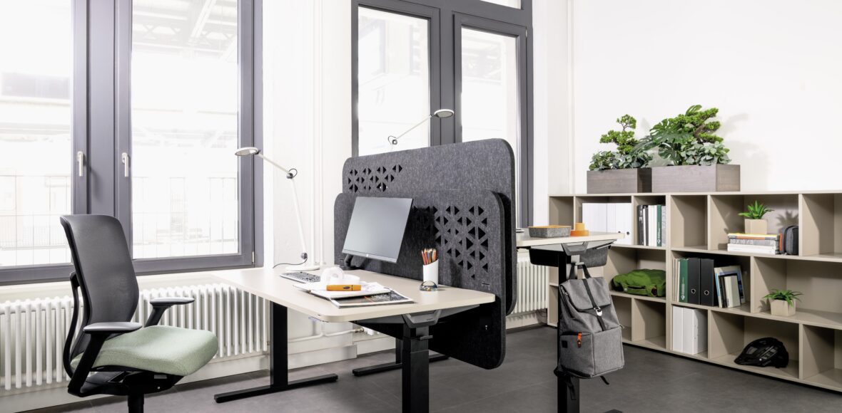 Start upwini2025_07_021_web (1) WINEA FLEX UP hinter Tisch-Anbindung mit Motivschnitt an zwei WINEA STARTUP 2.0 Arbeitsplätzen